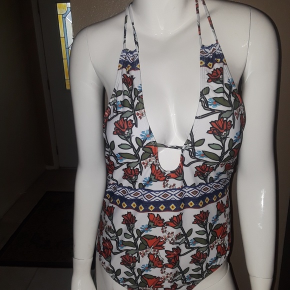 Cupshe swumining wear - Picture 2 of 5